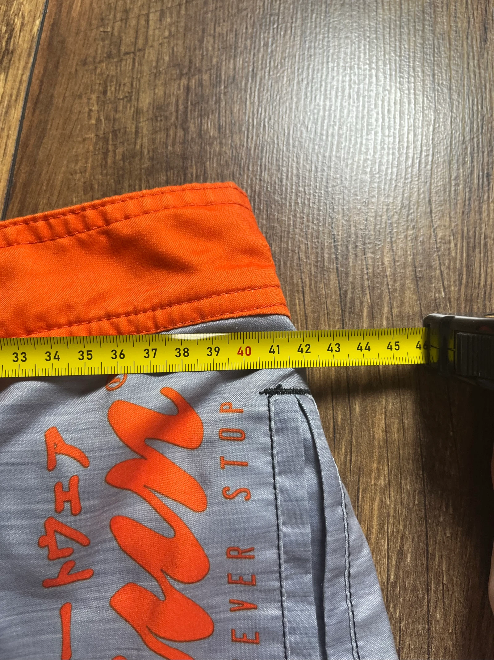 Boardshort tropical flores anaranjadas inscripción japonesa - Freegun - Talla M - muy buen estado – photo 3